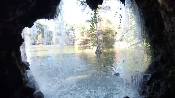 Piękny widok z jaskini jezioro wodospad w parku Buen Retiro Madryt zwolnionym tempie — Wideo stockowe