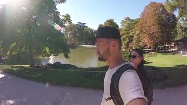 Rodinný pár v Buen Retiro Park podzim boční pohled, Madrid, Španělsko — Stock video