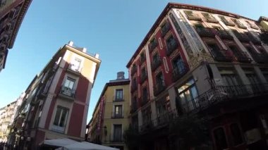 Tarihi binaların sokak şehir merkezi Madrid Pov yatay panoramik manzaralı