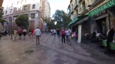 Madrid kalabalık trafik sokakta yürüyen Hyperlapse