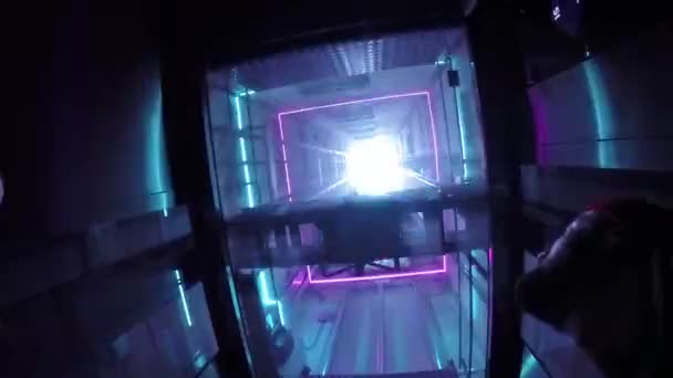 Beleuchteter Aufzug im Damm Tower, amsterdam — Stockvideo