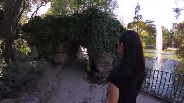 Donna che cammina dentro la grotta — Video Stock