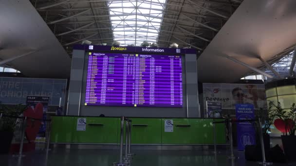 Kiev Boryspil Aeroporto Casal Viajantes Bagagem Assista Horário Partidas de voo — Vídeo de Stock