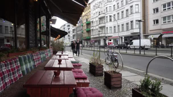 Sidewalk Cafe On Street Berlin Germania Scena urbana Concetto di sfondo — Video Stock