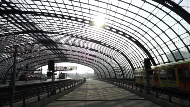 Berlin Hauptbahnhof wewnątrz widok, budynku dworca centralnego Deutsche Bahn — Wideo stockowe