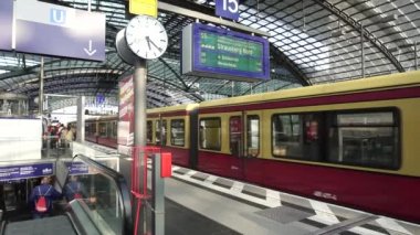 Berlin Hauptbahnhof S-Bahn tren Db Central tren istasyonundan kalkan