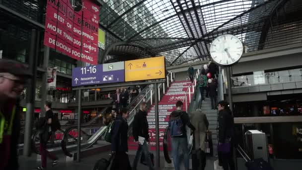 Berlin Hauptbahnhof główny dworzec kolejowy, ludzie idąc w górę schodów ruchomych schodach — Wideo stockowe