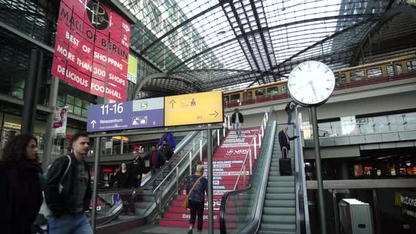 Dworzec Główny Hauptbahnhof Berlin, przyjazd pociągu ludzie schodkowych schody — Wideo stockowe