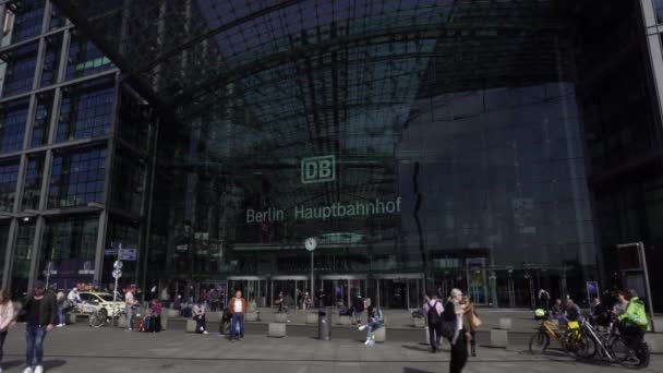 Berlin Hauptbahnhof, κεντρικό σιδηροδρομικό σταθμό, κύρια είσοδο, θέα σε εξωτερικούς χώρους — Αρχείο Βίντεο