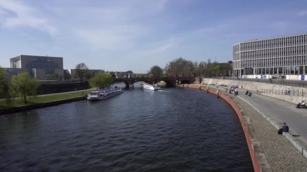 Εκδρομή πλοία επιπλέουν κάτω από γέφυρα στο ξεφάντωμα ποταμός Βερολίνο Γερμανία άνοιξης — Αρχείο Βίντεο
