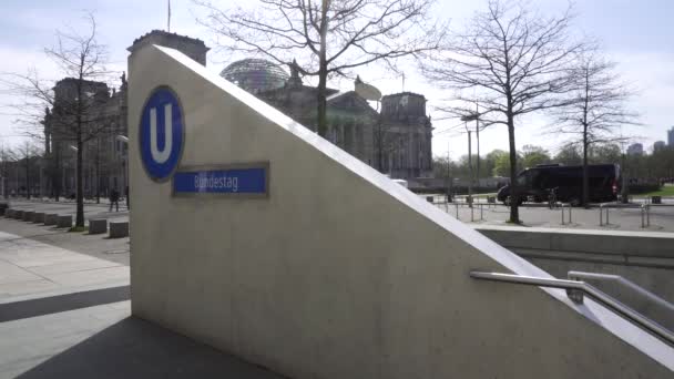 Bundestag Berlin Firma de la estación de metro U-Bahn — Vídeos de Stock