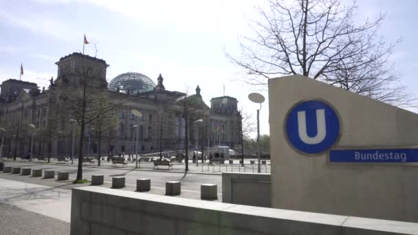 Reichstag épület és a Bundestag U-Bahn metró állomástól, Berlin, Németország — Stock videók