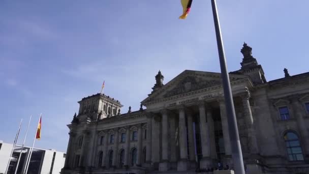 Rijksdag gebouw en Duitse vlag, Berlijn, Duitsland, Tilt omhoog — Stockvideo
