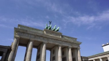 Mavi gökyüzü, Berlin Brandenburg Kapısı