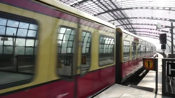 Koleją miejską przybywających do dworca kolejowego Berlin Hauptbahnhof Central — Wideo stockowe