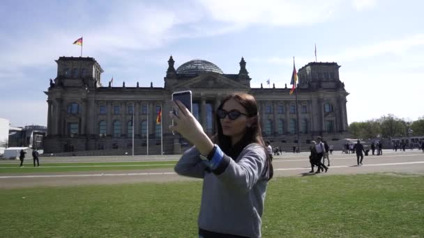 Jonge vrouw Selfie Zelfportret op Smartphone Rijksdaggebouw Berlijn glimlachen — Stockvideo