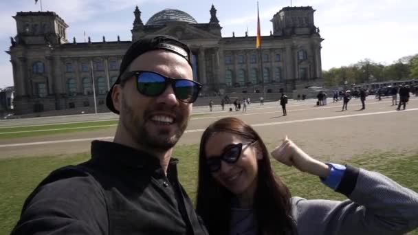 Happy Smiling Couple Taking Selfie Portrait, Reichstag Building, Berlin, Allemagne — Video