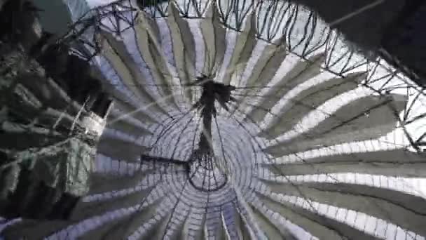 Tükrözi a tető, a Sony Center, Berlin, Németország — Stock videók