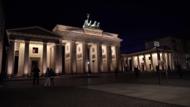 Brandenburg Kapısı gece ışıkları, Berlin, Almanya — Stok video
