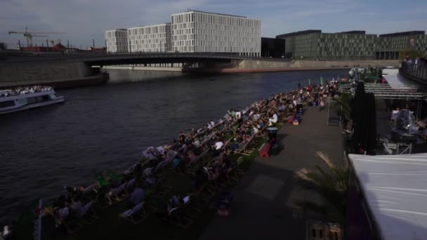 Berliner ruhen sich am Spreeufer aus, berlin, deutschland — Stockvideo