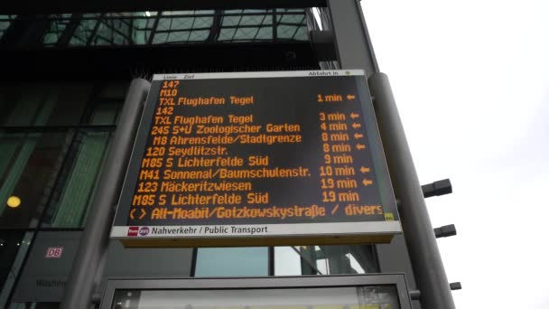 Vertrek schema tijdschema Board Berlin Hauptbahnhof Centraal Station — Stockvideo