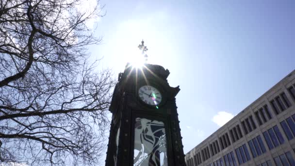 Το Kropcke ρολόι στο κέντρο της πόλης Ανόβερο, Γερμανία — Αρχείο Βίντεο