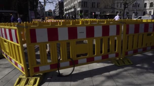 Valla de obras viales en la ciudad de Hannover, Alemania — Vídeo de stock