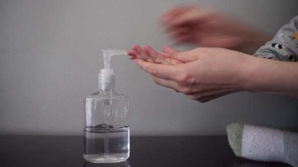 Madre limpiando manos del bebé usando desinfectante antibacteriano — Vídeos de Stock