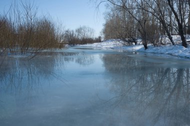Kış manzara donmuş nehir