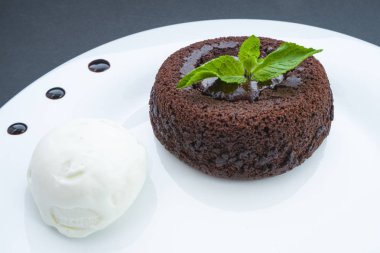 Taze meyveler, dondurma ve yapabilirsin ile çikolata lav kek süslemeleri