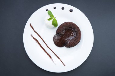 Taze meyveler, dondurma ve yapabilirsin ile çikolata lav kek süslemeleri