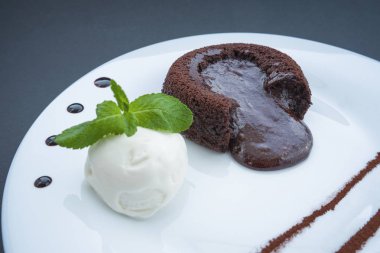 Taze meyveler, dondurma ve yapabilirsin ile çikolata lav kek süslemeleri