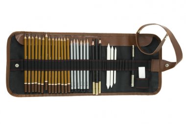 Beyaz arka planda siyah kalem.