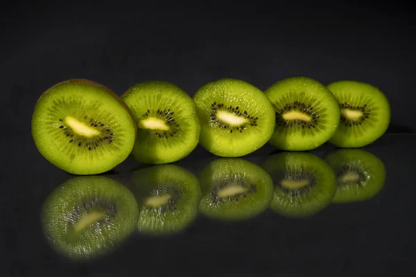 Kiwi fruits isolés sur fond noir découpe — Photo