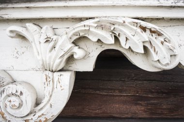 Beyaz arka plan üzerinde izole eski Beyaz ahşap pencere çerçevesi