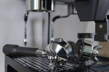 Kahve makinesi ve Tutucu. Kahve yapma