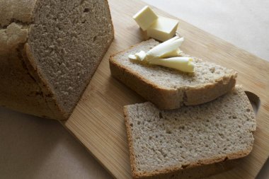 Dilimlenmiş ekmek ciabatta ahşap tahta üzerinde bir gemide tereyağı