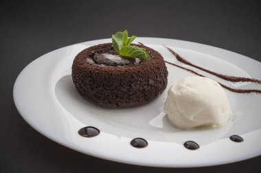 Taze meyveler, dondurma ve yapabilirsin ile çikolata lav kek süslemeleri