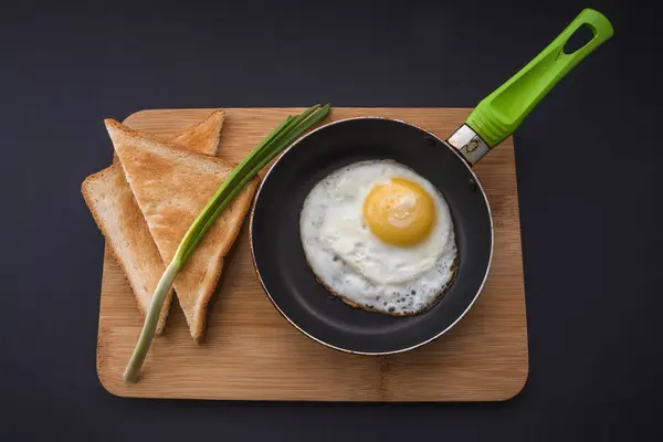 Gebakken eieren in een koekenpan — Stockfoto