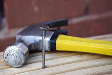 Çekiç ve çiviler tahtaya