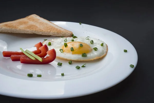 Ontbijt met gebakken ei, toast, worst en plantaardige op plaat — Stockfoto