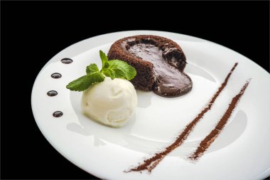 çikolata lav kek dondurma ile ayarla