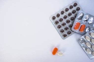 beyaz zemin üzerine tıp eczacılık ilaçları tablet