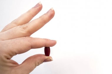 El ile kapsül veya hap beyaz arka plan üzerinde