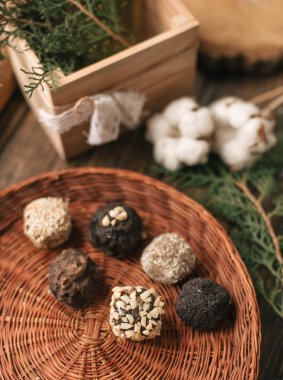 Hasır plaka ve iğne yapraklı twigs çikolata şekerleme ile dekoratif kompozisyon