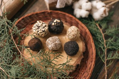 Kesit üzerinde çikolata şekerleme ile dekoratif bileşimi ağaç ve iğne yapraklı twigs