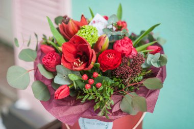 Güzel tebrik kartı ile parlak çiçek buketi