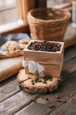Kesit ahşap kutusunda ağacının kavrulmuş kahve çekirdekleri