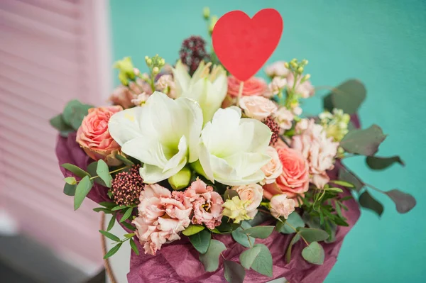 Belo Buquê Flores Brilhantes Com Coração Papel Vermelho — Fotografia de Stock