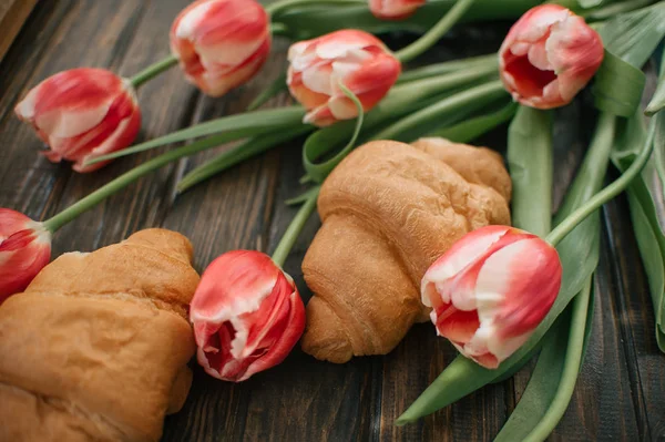 Deliciosos Croissants Tulipas Rosa Fundo Madeira — Fotografia de Stock